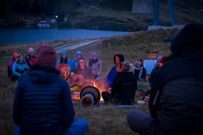 Strahlendes Mountain Glow Yoga-Festival am Grossen Aletschgletscher