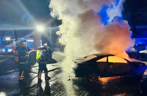 Feuerwehr Moers: FW Moers: Zwei PKW brennen auf Parkplatz in Moers-Meerbeck