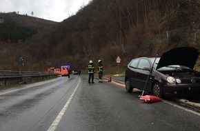 Feuerwehr Plettenberg: FW-PL: OT-Teindeln. Verkehrsunfall  mit zwei Verletzten auf der B236