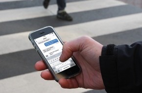 Deutscher Verkehrssicherheitsrat e.V.: "Smombies" gefährden sich und andere / Ablenkung durch Smartphones bei Fußgängern