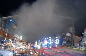 Polizeiinspektion Nienburg / Schaumburg: POL-NI: Selbstentzündung ist Ursache beim Brand einer Lagerhalle eines Entsorgungsbetriebes -Bild im Download-