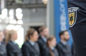 Bundespolizeidirektion München: Bundespolizeidirektion München: Für die Sicherheit am Münchner Airport
-74 frischgebackene Bundespolizeibeamte aus ganz Deutschland im Erdinger Moos gelandet-