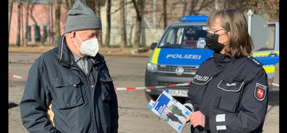 Polizeiinspektion Verden / Osterholz: POL-VER: ++ Präventionskampagne vor dem Impfzentrum ++ Verdener Polizeibeamte warnen Senioren vor Straftaten und geben Tipps ++