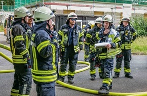 Freiwillige Feuerwehr Bedburg-Hau: FW-KLE: Aufwendige Einsatzübung in Bedburg-Hau: Feuer in einer Gemeinschaftsunterkunft