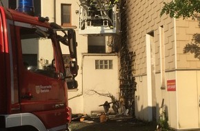 Feuerwehr Iserlohn: FW-MK: Brennt Sperrmüll - Hausfassade beschädigt