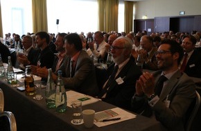 Münchener Verein Versicherungsgruppe: Mehr Geld für die Pflege - so die Forderung beim Deutschen Assekuranz Pflege Forum des Münchener Verein u.a. mit Dr. Norbert Blüm, Bayerns Gesundheitsministerin Melanie Huml und Claus Fussek (FOTO)