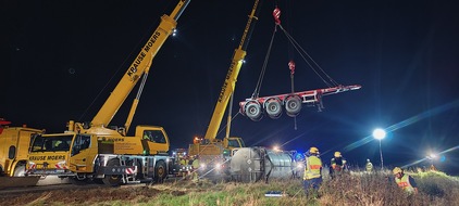 FW Grevenbroich: Gefahrgut LKW verunglückt bei Grevenbroich / Stundenlanger Einsatz und Vollsperrung auf der Autobahn