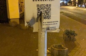 Polizei Mettmann: POL-ME: Unbekannter zündet Plakat von Corona-Teststation an - Hilden - 2210062