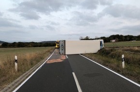 Polizeidirektion Bad Kreuznach: POL-PDKH: Unfall mit umgestürztem LKW