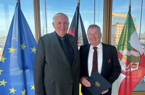 TRUECARE GmbH: Herausragender Einsatz für die Pflege / Andreas Westerfellhaus mit Bundesverdienstkreuz geehrt