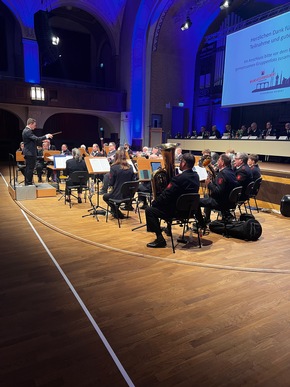 FW-Velbert: Feuerwehr Velbert blickt auf einsatzreiches Jahr zur&uuml;ck - Ehrungen und Zukunftsthemen im Fokus