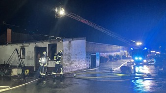 Feuerwehr Mettmann: FW Mettmann: Feuer auf Reiterhof