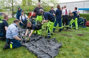 Feuerwehr Gronau: FW Gronau: Gemeinsam Sandsäcke packen / Ausbildung Hochwasserschutz von THW und Feuerwehr Gronau