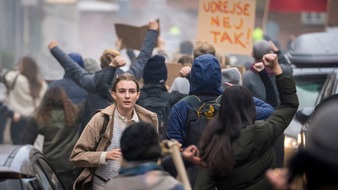 ARD Das Erste: "Families Like Ours - Nur mit Euch": berührende Near-Future-Serie im Zeichen des Klimawandels / Ab 21. Februar 2025 in der ARD Mediathek und im Ersten