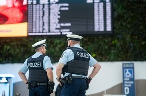 Bundespolizeidirektion Sankt Augustin: BPOL NRW: Eine Person - 32 Ausweisdokumente. Zoll und Bundespolizei stoppen Mann vor der Ausreise.