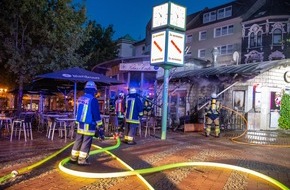 Feuerwehr Essen: FW-E: Bestuhlung vor "Glas-Café geht in Flammen auf - Feuerwehr verhindert Brandausbreitung