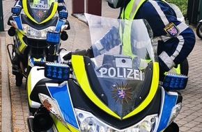 Polizeipräsidium Südosthessen: POL-OF: Roter Polo fährt mehrfach in Gegenverkehr; Traktor überrollt Landwirt; Kontrolle über Wagen verloren: 23-Jähriger bei Alleinunfall verletzt und mehr