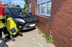 Polizeiinspektion Stade: POL-STD: Pkw stößt bei Verkehrsunfall in Drochtersen gegen eine Hauswand