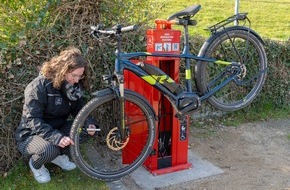 Tourismus Marketing Service Büsum GmbH: Luft raus? Schraube locker? Neue Radreparaturstationen in Büsum