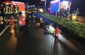 Feuerwehr und Rettungsdienst Bonn: FW-BN: PKW landet in Böschung - Eine Person gerettet