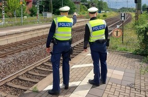Bundespolizeiinspektion Bremen: BPOL-HB: Mann sitzt auf Bahnsteigkante: Metronom mit Nothalt - Bundespolizei warnt: Lebensgefahr!
