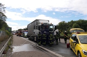 Feuerwehr Dortmund: FW-DO: LKW Auffahrunfall auf der BAB 45 bei Eichlinghofen - Feuerwehr muss den Fahrer befreien