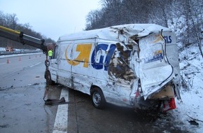 Polizeiinspektion Hildesheim: POL-HI: Kleintransporter umgekippt - Fahrer unverletzt
