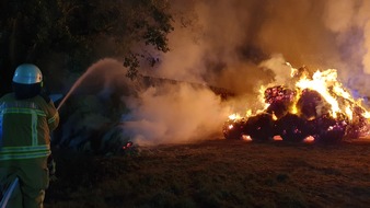 Freiwillige Feuerwehr Osterholz-Scharmbeck: FW Osterholz-Scharm.: 10 Ortsfeuerwehren bek&auml;mpfen Brand von 500 Heuballen