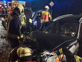 FW-AUR: Zusammenprall zweier PKW / Feuerwehr transportiert Schulkinder