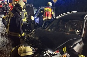 Freiwillige Feuerwehr Aurich: FW-AUR: Zusammenprall zweier PKW / Feuerwehr transportiert Schulkinder