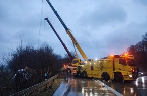 Polizeiinspektion Hildesheim: POL-HI: Lkw-Unfall auf der A7 bei Hildesheim führt zu massiven Verkehrsbehinderungen