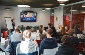 NDR Norddeutscher Rundfunk: &bdquo;Auf Kurs bleiben" &ndash; Auftakt der Zusammenarbeit von NDR und den norddeutschen Volkshochschulverb&auml;nden rund um Medienkompetenz und Demokratiebildung