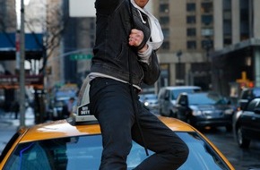 TELE 5: "Man steht nicht jeden Tag mit einer Kettensäge in Manhattan und brüllt 'Lasst uns ein paar Haie killen'!" / Ian Ziering im TELE 5-Interview über seine Hauptrolle in "Sharknado 2" (FOTO)