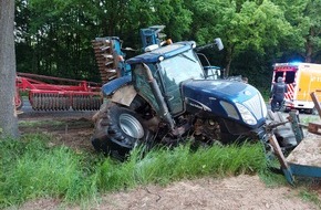 Freiwillige Feuerwehr Kalkar: Feuerwehr Kalkar: Traktor fährt gegen Baum