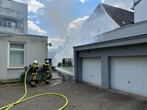 FW-PL: Containerbrand droht auf Trafohaus und Garagen überzugreifen