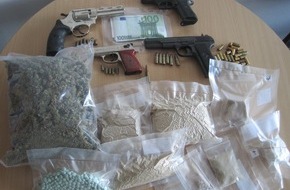 Polizeidirektion Göttingen: POL-GOE: (34/2012) Drogen und scharfe Schusswaffe in Wohnung in Geismar entdeckt und beschlagnahmt - 32 Jahre alter Göttinger sitzt in U-Haft