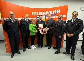 FW-NE: Ehrenabend der Freiwilligen Feuerwehr Kaarst - Verleihung des Deutschen Feuerwehr-Ehrenkreuz in Silber - Alarmierung während den Ehrungen