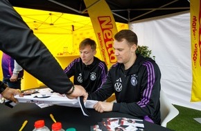 Netto Marken-Discount Stiftung & Co. KG: Doppelpass: Autogrammstunde mit Manuel Neuer und Maximilian Beier der deutschen Fußballnationalmannschaft