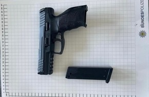 Bundespolizeidirektion Sankt Augustin: BPOL NRW: Wuppertal Hauptbahnhof - 17-Jähriger führt Softair Pistole mit sich +++Foto+++