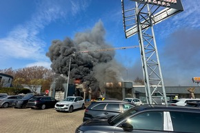 FW Porta Westfalica: 10.03.2026 - Gro&szlig;brand einer KFZ-Werkstatt in Porta Westfalica Barkhausen