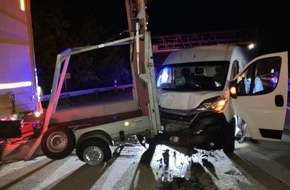 Polizeiinspektion Delmenhorst / Oldenburg - Land / Wesermarsch: POL-DEL: Autobahnpolizei Ahlhorn: Kleintransporter kollidiert auf der Autobahn 1 bei Wildeshausen mit einem Sicherungsanh&auml;nger +++ Fahrer verletzt sich leicht