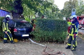 Feuerwehr Bochum: FW-BO: Verkehrsunfall in Altenbochum - Feuerwehr befreit Fahrer aus Unfallfahrzeug