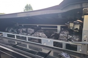 Hauptzollamt Regensburg: HZA-R: Versteck über der Fahrerkabine - Zöllner aus Furth im Wald stellen 16.000 Zigaretten und 1.000 Heets auf der A6 sicher