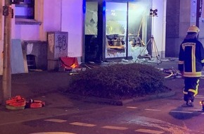 Feuerwehr Recklinghausen: FW-RE: Feuer in einer Shisha-Bar - 3 Personen aus Gebäude gerettet