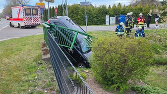 Kreisfeuerwehr Rotenburg (W&uuml;mme): FW-ROW: PKW durchbricht Br&uuml;ckengel&auml;nder und landet im Kanal