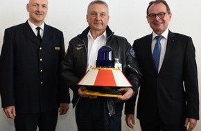 Feuerwehr Dortmund: FW-DO: Leiter der Flughafenfeuerwehr geht in den Ruhestand.
