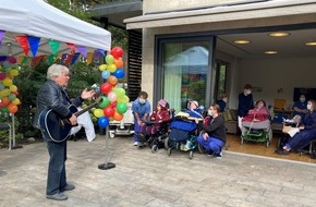 AKK Altonaer Kinderkrankenhaus gGmbH: Rolf Zuckowski singt im Lufthafen am Altonaer Kinderkrankenhaus