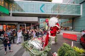 Feuerwehr-Nikoläuse seilen sich von Kinderklinik ab