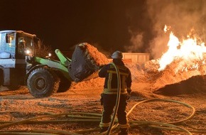 Feuerwehr Hattingen: FW-EN: Mehrere hundert Kubikmeter Holzhackschnitzel brennen
