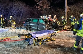 Polizei Minden-L&uuml;bbecke: POL-MI: Auto prallt gegen zwei B&auml;ume